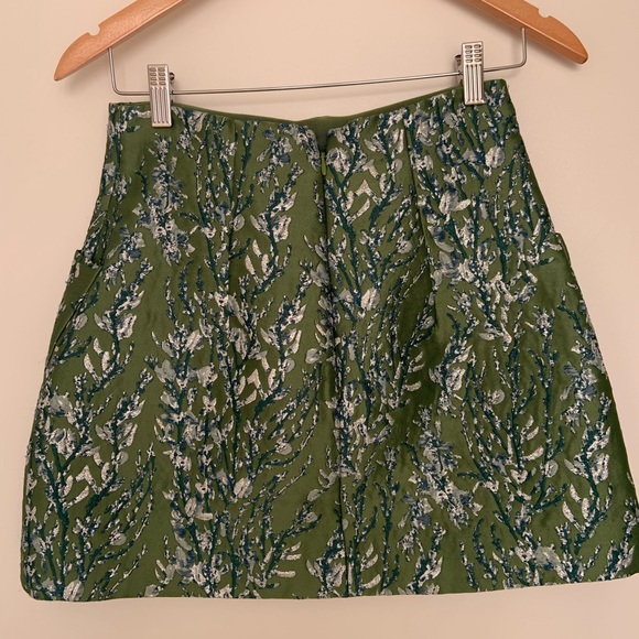 H&M thick satin embroidered mini skirt - Picture 2 of 3